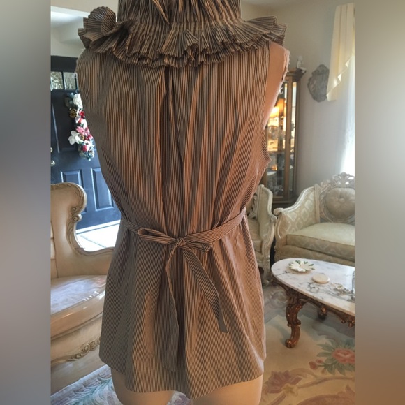 BCBG NWOT adorable top white/gray stripe/pleated neckline size M - Picture 2 of 5